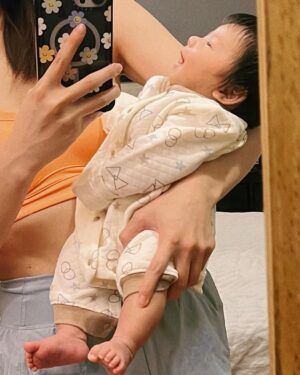 Kerstin Chan Instagram - 產後兩個月 評估身體恢復得差不多
記錄一下自己終於開始跑步
原本穿不下的運動裝備
也可以拿出來穿了 可喜可賀.ᐟ.ᐟ

不過想了想 
我其實早就開始負重訓練
身上這隻的重量
日復一日 越來越沉 
媽媽鍛練二頭肌就靠你了😆

最近跟邵各自擬定運動計劃
希望也能彼此督促
培養健康飲食習慣
但手搖飲實在很難抗拒
剛剛又突然好想喝珍奶
👨🏻叫我先抱小孩深蹲3組才能買🥲