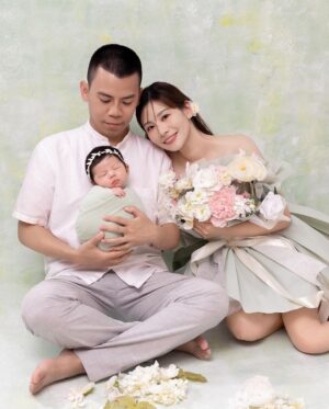 Kerstin Chan Instagram - 託小孩的福
讓地方媽媽漂亮登場拍全家福Part1🥰

胖嘟嘟嘴邊肉滿滿都是膠原蛋白
想把寶寶小小可愛的樣子記錄下來
可能也擔心嫩嬰天使的樣子一去不復返😂
子龍滿月時
我們決定衝一趟台中拍彌月寫真
因為被 @katie_cloris_photography 
的浪漫唯美花海風打中🌸
也想看看我們會被塑造成什麼樣子
 
雖然首度帶娃出遠門
就歷經高鐵炸💩危機
但看到照片還是覺得好值得
寶寶好可愛呀～
倒數兩張每次看嘴角都不自覺上揚😍
我的妝感和造型
也都是以前沒嘗試過的風格
感謝拍攝團隊的用心🥰

想記錄的還有我們家邵爸
難得一見的新髮型
他趁著育嬰假不用播新聞
剃了顆奇異果😂
常被問怎麼肯放棄招牌油頭？
「現在有時間
補眠都來不及了
還梳什麼油頭啦
怎麼清爽怎麼剃囉」
但我還是看了好不習慣🤣

#katieclorisphotography #dearliz #新生兒 #新生兒寫真 #新生兒攝影 #寶寶寫真 #寶寶攝影 #寶寶成長日記 #寶寶日記 #嬰兒寫真