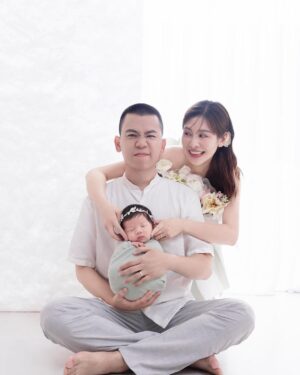 Kerstin Chan Instagram - 託小孩的福
讓地方媽媽漂亮登場拍全家福Part1🥰

胖嘟嘟嘴邊肉滿滿都是膠原蛋白
想把寶寶小小可愛的樣子記錄下來
可能也擔心嫩嬰天使的樣子一去不復返😂
子龍滿月時
我們決定衝一趟台中拍彌月寫真
因為被 @katie_cloris_photography 
的浪漫唯美花海風打中🌸
也想看看我們會被塑造成什麼樣子
 
雖然首度帶娃出遠門
就歷經高鐵炸💩危機
但看到照片還是覺得好值得
寶寶好可愛呀～
倒數兩張每次看嘴角都不自覺上揚😍
我的妝感和造型
也都是以前沒嘗試過的風格
感謝拍攝團隊的用心🥰

想記錄的還有我們家邵爸
難得一見的新髮型
他趁著育嬰假不用播新聞
剃了顆奇異果😂
常被問怎麼肯放棄招牌油頭？
「現在有時間
補眠都來不及了
還梳什麼油頭啦
怎麼清爽怎麼剃囉」
但我還是看了好不習慣🤣

#katieclorisphotography #dearliz #新生兒 #新生兒寫真 #新生兒攝影 #寶寶寫真 #寶寶攝影 #寶寶成長日記 #寶寶日記 #嬰兒寫真