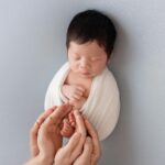 Kerstin Chan Instagram - 託小孩的福 讓地方媽媽漂亮登場拍全家福Part1🥰 胖嘟嘟嘴邊肉滿滿都是膠原蛋白 想把寶寶小小可愛的樣子記錄下來 可能也擔心嫩嬰天使的樣子一去不復返😂 子龍滿月時 我們決定衝一趟台中拍彌月寫真 因為被 @katie_cloris_photography 的浪漫唯美花海風打中🌸 也想看看我們會被塑造成什麼樣子 雖然首度帶娃出遠門 就歷經高鐵炸💩危機 但看到照片還是覺得好值得 寶寶好可愛呀～ 倒數兩張每次看嘴角都不自覺上揚😍 我的妝感和造型 也都是以前沒嘗試過的風格 感謝拍攝團隊的用心🥰 想記錄的還有我們家邵爸 難得一見的新髮型 他趁著育嬰假不用播新聞 剃了顆奇異果😂 常被問怎麼肯放棄招牌油頭？ 「現在有時間 補眠都來不及了 還梳什麼油頭啦 怎麼清爽怎麼剃囉」 但我還是看了好不習慣🤣 #katieclorisphotography #dearliz #新生兒 #新生兒寫真 #新生兒攝影 #寶寶寫真 #寶寶攝影 #寶寶成長日記 #寶寶日記 #嬰兒寫真