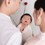 Kerstin Chan Instagram – 託小孩的福
讓地方媽媽漂亮登場拍全家福Part1🥰

胖嘟嘟嘴邊肉滿滿都是膠原蛋白
想把寶寶小小可愛的樣子記錄下來
可能也擔心嫩嬰天使的樣子一去不復返😂
子龍滿月時
我們決定衝一趟台中拍彌月寫真
因為被 @katie_cloris_photography 
的浪漫唯美花海風打中🌸
也想看看我們會被塑造成什麼樣子
 
雖然首度帶娃出遠門
就歷經高鐵炸💩危機
但看到照片還是覺得好值得
寶寶好可愛呀～
倒數兩張每次看嘴角都不自覺上揚😍
我的妝感和造型
也都是以前沒嘗試過的風格
感謝拍攝團隊的用心🥰

想記錄的還有我們家邵爸
難得一見的新髮型
他趁著育嬰假不用播新聞
剃了顆奇異果😂
常被問怎麼肯放棄招牌油頭？
「現在有時間
補眠都來不及了
還梳什麼油頭啦
怎麼清爽怎麼剃囉」
但我還是看了好不習慣🤣

#katieclorisphotography #dearliz #新生兒 #新生兒寫真 #新生兒攝影 #寶寶寫真 #寶寶攝影 #寶寶成長日記 #寶寶日記 #嬰兒寫真