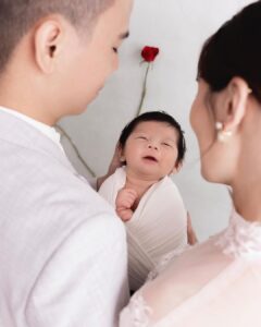 Kerstin Chan Instagram - 託小孩的福 讓地方媽媽漂亮登場拍全家福Part1🥰 胖嘟嘟嘴邊肉滿滿都是膠原蛋白 想把寶寶小小可愛的樣子記錄下來 可能也擔心嫩嬰天使的樣子一去不復返😂 子龍滿月時 我們決定衝一趟台中拍彌月寫真 因為被 @katie_cloris_photography 的浪漫唯美花海風打中🌸 也想看看我們會被塑造成什麼樣子 雖然首度帶娃出遠門 就歷經高鐵炸💩危機 但看到照片還是覺得好值得 寶寶好可愛呀～ 倒數兩張每次看嘴角都不自覺上揚😍 我的妝感和造型 也都是以前沒嘗試過的風格 感謝拍攝團隊的用心🥰 想記錄的還有我們家邵爸 難得一見的新髮型 他趁著育嬰假不用播新聞 剃了顆奇異果😂 常被問怎麼肯放棄招牌油頭？ 「現在有時間 補眠都來不及了 還梳什麼油頭啦 怎麼清爽怎麼剃囉」 但我還是看了好不習慣🤣 #katieclorisphotography #dearliz #新生兒 #新生兒寫真 #新生兒攝影 #寶寶寫真 #寶寶攝影 #寶寶成長日記 #寶寶日記 #嬰兒寫真