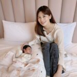 Kerstin Chan Instagram - 寶寶天天都在變 前兩張照片只差不到一個月 感覺已經是不同個人了🥹 每個成長過程都好珍貴 我們一點都不想錯過 不只甘願把時間都給小孩 也讓出好多空間給這位家裡的新成員 現在家裡到處都是小孩的東西 有些是滿足媽媽喜好 但更多是育兒實用好物 從出生開始就用得到 1️⃣Elava #甜甜圈互動枕 是我們家的哄睡法寶 從進月子中心開始就一路用到現在 環狀的圈圈有神奇的包覆感 幫助寶寶容易入眠 大概就像回到媽媽子宮裡一樣安心吧 我們家這隻 常常一放上去就秒入睡 根本是天使寶寶製造枕😇 另一點更棒的是能防止溢奶 我們家寶寶喝完ㄋㄟㄋㄟ 有時抱個1小時放下躺平還是溢奶 互動枕「頭高腳低」的角度設計 真的幫了我們一個大忙 喝完奶放下後 在上面休息一陣子再平躺 可大量減少溢奶機會 聽朋友說 之後練習抬頭也很好用 每次看寶寶睡的舒適安穩 媽媽自己也很想擠進去 看書滑手機時 當做靠背也很舒服 而我自己很喜歡絲質摸起來的親膚觸感 所以選擇的是莫代爾款 它也有雙面款可以挑選唷！ 2️⃣子龍身上的🐰 #安撫包巾 我也很推薦 比較過後 我覺得全包覆款最好用 把寶寶包進去後 拉鍊拉起來就搞定 穿上後讓寶寶多一份安全感 小孩半夜睡覺 不會一直被自己亂揮的小手手嚇醒 還省去戴手套的步驟 這款手有預留一定的活動空間 不會被綁死死的 3️⃣還有必備的 #蓋毯 我挑的是天然純棉材質 比較不用擔心會有過敏問題 方格細密網格結構洗完也不容易變形 出門時可隨身攜帶 依照溫度選擇添用 睡覺時也可以拿來當包巾 先備個幾條絕對不會錯 這次介紹的3款好物 都是我自己用了很滿意的Elava安撫寢具 提供給新生兒爸媽參考~ @elava_tw @yodee_tw #Elava #包巾 #寶寶蓋毯 #睡過夜 #甜甜圈枕 #互動枕 #睡窩 #推薦 #育兒好物 #優迪 #yodee #yodee_tw