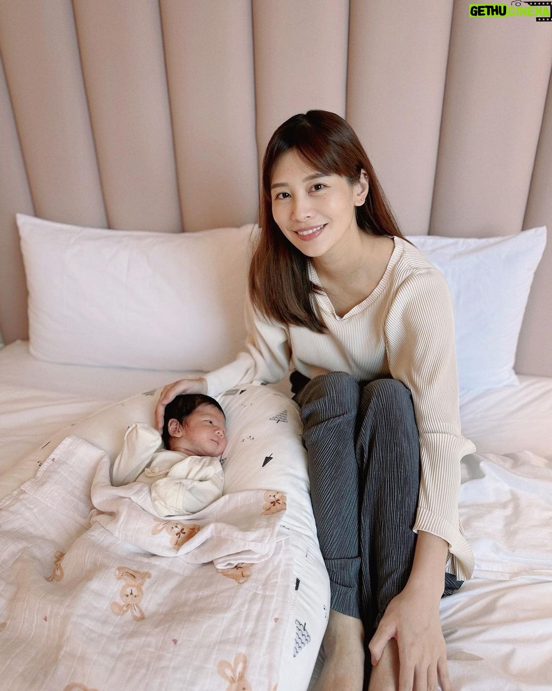 Kerstin Chan Instagram - 寶寶天天都在變 前兩張照片只差不到一個月 感覺已經是不同個人了🥹 每個成長過程都好珍貴 我們一點都不想錯過 不只甘願把時間都給小孩 也讓出好多空間給這位家裡的新成員 現在家裡到處都是小孩的東西 有些是滿足媽媽喜好 但更多是育兒實用好物 從出生開始就用得到 1️⃣Elava #甜甜圈互動枕 是我們家的哄睡法寶 從進月子中心開始就一路用到現在 環狀的圈圈有神奇的包覆感 幫助寶寶容易入眠 大概就像回到媽媽子宮裡一樣安心吧 我們家這隻 常常一放上去就秒入睡 根本是天使寶寶製造枕😇 另一點更棒的是能防止溢奶 我們家寶寶喝完ㄋㄟㄋㄟ 有時抱個1小時放下躺平還是溢奶 互動枕「頭高腳低」的角度設計 真的幫了我們一個大忙 喝完奶放下後 在上面休息一陣子再平躺 可大量減少溢奶機會 聽朋友說 之後練習抬頭也很好用 每次看寶寶睡的舒適安穩 媽媽自己也很想擠進去 看書滑手機時 當做靠背也很舒服 而我自己很喜歡絲質摸起來的親膚觸感 所以選擇的是莫代爾款 它也有雙面款可以挑選唷! 2️⃣子龍身上的🐰 #安撫包巾 我也很推薦 比較過後 我覺得全包覆款最好用 把寶寶包進去後 拉鍊拉起來就搞定 穿上後讓寶寶多一份安全感 小孩半夜睡覺 不會一直被自己亂揮的小手手嚇醒 還省去戴手套的步驟 這款手有預留一定的活動空間 不會被綁死死的 3️⃣還有必備的 #蓋毯 我挑的是天然純棉材質 比較不用擔心會有過敏問題 方格細密網格結構洗完也不容易變形 出門時可隨身攜帶 依照溫度選擇添用 睡覺時也可以拿來當包巾 先備個幾條絕對不會錯 這次介紹的3款好物 都是我自己用了很滿意的Elava安撫寢具 提供給新生兒爸媽參考~ @elava_tw @yodee_tw #Elava #包巾 #寶寶蓋毯 #睡過夜 #甜甜圈枕 #互動枕 #睡窩 #推薦 #育兒好物 #優迪 #yodee #yodee_tw