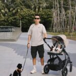 Kerstin Chan Instagram – 嬰兒和小狗第一次一起兜風
這是我們期待以久的畫面🥹
也是邵子龍首度乘著他的坐騎出門
跟雷神索爾同一台 媽媽覺得太帥啦✌🏻

原本想說我兒出門不哭不鬧
一定是個喜歡外出玩耍的寶寶
後來才發現是經過大輪胎的加持
推車避震效果好得驚人🤩
讓驚嚇反射頻繁的新生兒一路好眠
還不用擔心搖搖晃晃嚇到寶寶
經過凹凸不平的地面 
寶寶在車裡還是睡得很香 
輪胎夠順 爸媽也推得輕鬆省力
正在尋找戰車的爸媽們可以參考參考～

還有其他優點🙌🏻
👉🏻支援雙向座椅 寶寶可以面對我們
上下坡推起來更安心
👉🏻免拆座椅就能收折 扛上車也方便

這台戰車更厲害的是
可擴充到讓3隻小朋友一起搭 (2座椅、1踏板)
想生三胎的爸媽(不是我)
我先致上120萬分敬意 🫡

下方置物空間也很大
不但能讓我們家小狗卡位跟著兜風
再放一個大型爸爸包 
空間還綽綽有餘 😎

我們的戰車是UPPAbaby的 VISTA V2 王者之尊旗鑑款
名字跟車一樣帥!!
不過款式比較大型
考量家中收納空間和進出電梯方便度
建議先測量看看再購入～

@uppababy_taiwan 👶🏻🚗
