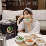 Kerstin Chan Instagram - 「育兒比工作還累」這句警世名言 我總算是開始體會到了😉 但新手媽媽我 還是心甘情願無怨無悔 因為踏實的幸福感 只有自己最知道💙 還在坐月子就回家打仗 睡覺時間都是擠出來的 哪有時間每天回答自己 人類每日最惱人難題"「要吃什麼?」😂 這陣子吃苦只能靠自己 還好吃補這件事有專家幫我料理🧑‍🍳 #月芽月子餐 真是省了我一大麻煩事 一日三餐熱送到家門口 蛋白質主菜/蔬菜/補湯/藥燉品/養生茶 該補的營養都幫我調配好 回家坐月子不用為了吃什麼而煩惱 省心又省事 讓產婦能利用零碎時間補眠😭 而且吃了進補食材真的有差 全身暖呼呼的～真的有補到的感覺 我每天最期待揭曉甜品的環節 西米露、銀耳湯 全部都好吃出新高度 吃補調養身體 心情也一併被治癒🥰 人家都說坐月子 是女人重生的重要時期 有補好身子 過往病痛都可能不藥而癒 雖然新手媽媽照顧嫩嬰一定睡不飽 但一定要記得吃好吃飽🫶🏻 🍽️ @yueya_tw 🥢