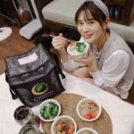 Kerstin Chan Instagram - 「育兒比工作還累」這句警世名言 我總算是開始體會到了😉 但新手媽媽我 還是心甘情願無怨無悔 因為踏實的幸福感 只有自己最知道💙 還在坐月子就回家打仗 睡覺時間都是擠出來的 哪有時間每天回答自己 人類每日最惱人難題"「要吃什麼?」😂 這陣子吃苦只能靠自己 還好吃補這件事有專家幫我料理🧑‍🍳 #月芽月子餐 真是省了我一大麻煩事 一日三餐熱送到家門口 蛋白質主菜/蔬菜/補湯/藥燉品/養生茶 該補的營養都幫我調配好 回家坐月子不用為了吃什麼而煩惱 省心又省事 讓產婦能利用零碎時間補眠😭 而且吃了進補食材真的有差 全身暖呼呼的～真的有補到的感覺 我每天最期待揭曉甜品的環節 西米露、銀耳湯 全部都好吃出新高度 吃補調養身體 心情也一併被治癒🥰 人家都說坐月子 是女人重生的重要時期 有補好身子 過往病痛都可能不藥而癒 雖然新手媽媽照顧嫩嬰一定睡不飽 但一定要記得吃好吃飽🫶🏻 🍽️ @yueya_tw 🥢
