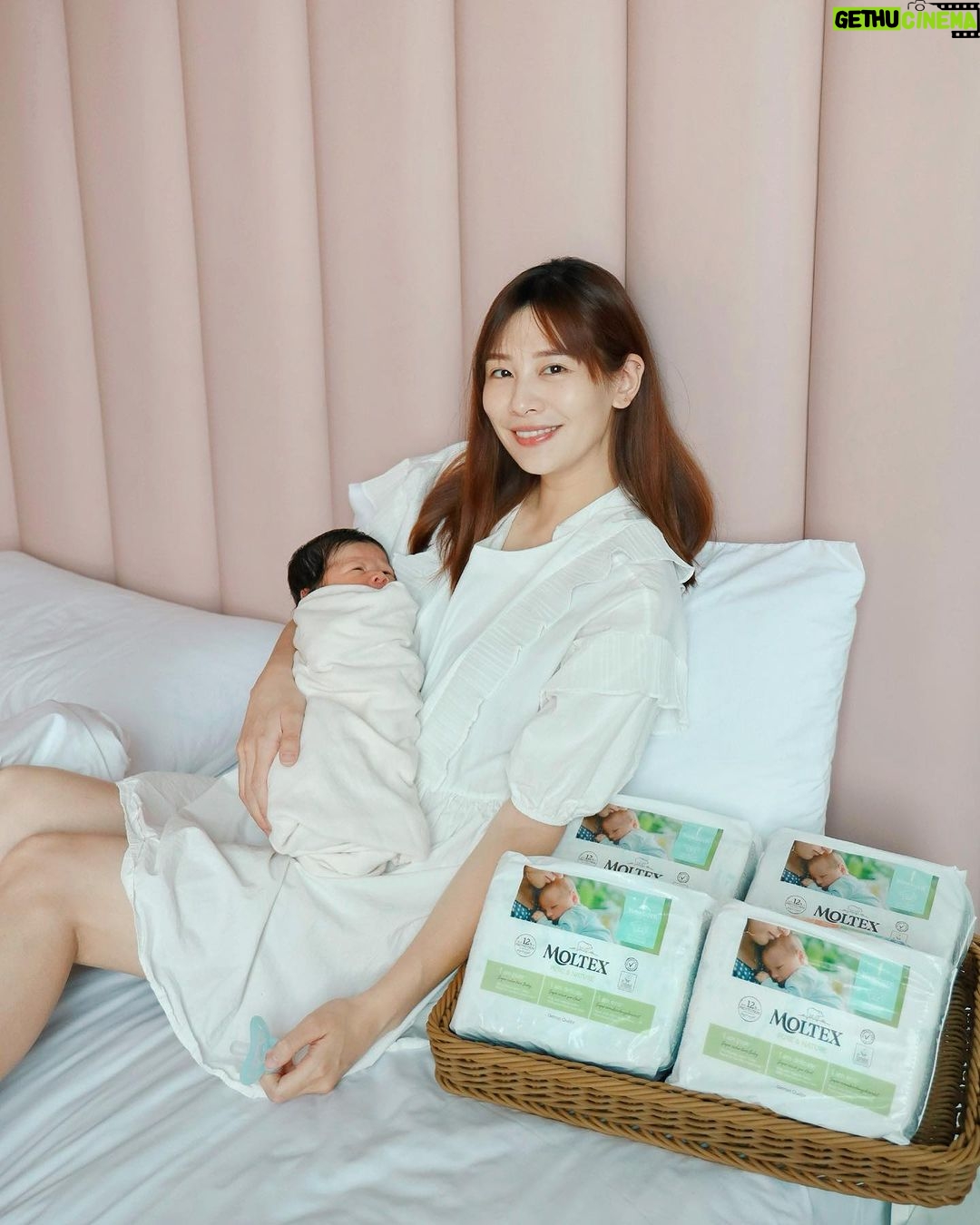 Kerstin Chan Instagram - 現在每天跟邵聊最多的話題 就是小孩喝多少奶、便便尿尿幾次 屎尿話題我們還進階到 可以一邊吃飯一邊聊也不覺得噁😂 輪值夜班照顧嬰兒的我 每天會留言交接 凌晨發生了什麼 經歷了哪些可怕的事 有寶寶大哭不止 有怎麼哄都不睡 也有好幾度差點發生土石流危機 最讓我得意的就是 子龍大半夜炸屎時 守住山洪爆發 當然不是靠我自己 這都要感謝👶🏻MOLTEX 舒比無慮紙尿褲的神助力 讓我一人單打獨鬥時 免於經歷大災難💩💩 能夠屢屢守住洪水 要歸功於0反滲的設計 我實際拿衛生紙測試 就連吸滿尿量時 按壓都沒有反滲問題 專利U型導流結構 讓大量液體迅速滲透 據說8次尿量 都能保持乾爽 所以用了舒比尿布後 我們都沒有碰過紅屁屁的問題👍 MOLTEX 是來自德國的60年老字號品牌 首創環保無毒尿布 歐洲製造的紙尿褲 在市面上非常少見 因為從原料到成品 都要通過歐洲的嚴格規範 我本身是過敏體質 也擔心嫩嬰皮膚容易敏感 MOLTEX獲得無毒認證 0氯化物、0甲醛 加上無過敏的臨床實證 讓我們用了更安心 一開始認識這個品牌 在因為網路上爬文時 看到許多媽媽 對於分很細的“尺寸設計”給了好評價 總共有6種規格 在不同時期 都能找到合適大小的尿布 實際使用感受也很明顯 新生兒NB尺寸做的夠小號 比起其他試用過的品牌 穿起來不會ㄌㄤㄌㄤ的 不需要反摺包 我們到寶寶一個半月、 4公斤以上時 就換成大一號的XS 小嬰兒成長速度飛快 記得隨著體重增加 尿布尺寸也要滾動式調整 尿溼顯示也無敵方便 看到顯示線變色 就知道該換尿布囉~ 長輩看到都說好羨慕 有了這些進化的產品輔助 跟以前比 育兒起來方便許多🥰 還有一點很棒的是 MOLTEX可以單包購買 先試用看看 不需要直接買到一大箱 🛍️ https://lihi2.com/dLvlK 現在買舒比紙尿褲 (12/11-12/14) 滿399就送Enblanc韓國銀離子抗菌純水72抽濕紙巾 滿999再送經典木製玩具哦 (不累贈) #MOLTEX #MOLTEX舒比無慮紙尿褲 #好眠神器 #歐洲製造頂級抗敏