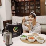 Kerstin Chan Instagram - 「育兒比工作還累」這句警世名言 我總算是開始體會到了😉 但新手媽媽我 還是心甘情願無怨無悔 因為踏實的幸福感 只有自己最知道💙 還在坐月子就回家打仗 睡覺時間都是擠出來的 哪有時間每天回答自己 人類每日最惱人難題"「要吃什麼?」😂 這陣子吃苦只能靠自己 還好吃補這件事有專家幫我料理🧑‍🍳 #月芽月子餐 真是省了我一大麻煩事 一日三餐熱送到家門口 蛋白質主菜/蔬菜/補湯/藥燉品/養生茶 該補的營養都幫我調配好 回家坐月子不用為了吃什麼而煩惱 省心又省事 讓產婦能利用零碎時間補眠😭 而且吃了進補食材真的有差 全身暖呼呼的～真的有補到的感覺 我每天最期待揭曉甜品的環節 西米露、銀耳湯 全部都好吃出新高度 吃補調養身體 心情也一併被治癒🥰 人家都說坐月子 是女人重生的重要時期 有補好身子 過往病痛都可能不藥而癒 雖然新手媽媽照顧嫩嬰一定睡不飽 但一定要記得吃好吃飽🫶🏻 🍽️ @yueya_tw 🥢
