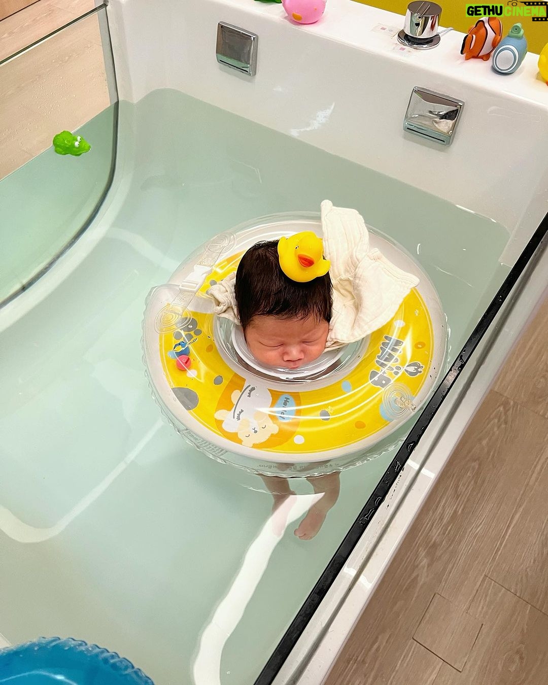 Kerstin Chan Instagram - 🧩滑著月子中心生活記錄碎片,感嘆著茶來伸手飯來張口的日子結束了。😂 最近被嬰療癒的同時,眼下越來越深的瘀青也是騙不了人,好想念月子中心每個溫柔親切的護理師啊~~一通電話直通嬰兒室,立刻有人來救援,姊姊們各個都是天使般的存在!相信過來人都有同感🥹 選對月中真的很重要,好的月中帶我上天堂!慶幸在開啟換尿布餵奶的無限循環前,選在國泰產後護理之家好好休養,入住前絕對是要貨比三家的,住過的親友都說讚,現在的我也不例外。 👉小兒科醫師每週巡診2次、婦產科每週1次,照護比1:5,不強迫母嬰同室,有攝影機可隨時看寶寶,使用鍋爐水洗澡,按摩Spa洗頭服務通通有。為了寶寶健康,訪客管控也很嚴謹,在商辦大樓裡,還有自己內部專屬電梯。 還記得參觀時,看到護理師照顧寶寶時的眼神超級有愛,跟另一家人人眼神死形成極端對比,讓我跟邵一致認為月中的錢不能省,免得擔心小孩被虐待🥲。入住之後感受更深刻,面對像我們這種經驗值零的菜鳥爸媽,感謝國泰護理師,每一次的從旁協助,耐心帶著我們經驗養成。 🍜吐十個月的我,最期待每天的吃飯時光,三餐兩點心,都經過營養師調配,沒想過月子餐可以如此豐盛好吃,而且內部廚房現煮現送,吃到的飯菜都是熱騰騰的! 怕無聊的媽媽還有各種課程可以參加,手作課、瑜珈課我都手刀報名。 內湖國泰這幾年新開幕,內部環境跟6星級飯店一樣高級素溪,坐月子就像度假一樣,我很樂意在這關3個月!打到這又開始想念了~ @cathaybabycare 👶🏻🍼💓 #國泰產後護理之家 #月子中心 #月子中心的日子