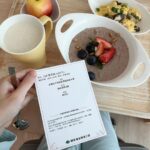 Kerstin Chan Instagram - 🧩滑著月子中心生活記錄碎片，感嘆著茶來伸手飯來張口的日子結束了。😂 最近被嬰療癒的同時，眼下越來越深的瘀青也是騙不了人，好想念月子中心每個溫柔親切的護理師啊～～一通電話直通嬰兒室，立刻有人來救援，姊姊們各個都是天使般的存在！相信過來人都有同感🥹 選對月中真的很重要，好的月中帶我上天堂！慶幸在開啟換尿布餵奶的無限循環前，選在國泰產後護理之家好好休養，入住前絕對是要貨比三家的，住過的親友都說讚，現在的我也不例外。 👉小兒科醫師每週巡診2次、婦產科每週1次，照護比1：5，不強迫母嬰同室，有攝影機可隨時看寶寶，使用鍋爐水洗澡，按摩Spa洗頭服務通通有。為了寶寶健康，訪客管控也很嚴謹，在商辦大樓裡，還有自己內部專屬電梯。 還記得參觀時，看到護理師照顧寶寶時的眼神超級有愛，跟另一家人人眼神死形成極端對比，讓我跟邵一致認為月中的錢不能省，免得擔心小孩被虐待🥲。入住之後感受更深刻，面對像我們這種經驗值零的菜鳥爸媽，感謝國泰護理師，每一次的從旁協助，耐心帶著我們經驗養成。 🍜吐十個月的我，最期待每天的吃飯時光，三餐兩點心，都經過營養師調配，沒想過月子餐可以如此豐盛好吃，而且內部廚房現煮現送，吃到的飯菜都是熱騰騰的！ 怕無聊的媽媽還有各種課程可以參加，手作課、瑜珈課我都手刀報名。 內湖國泰這幾年新開幕，內部環境跟6星級飯店一樣高級素溪，坐月子就像度假一樣，我很樂意在這關3個月！打到這又開始想念了~ @cathaybabycare 👶🏻🍼💓 #國泰產後護理之家 #月子中心 #月子中心的日子