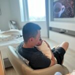 Kerstin Chan Instagram - 🧩滑著月子中心生活記錄碎片，感嘆著茶來伸手飯來張口的日子結束了。😂 最近被嬰療癒的同時，眼下越來越深的瘀青也是騙不了人，好想念月子中心每個溫柔親切的護理師啊～～一通電話直通嬰兒室，立刻有人來救援，姊姊們各個都是天使般的存在！相信過來人都有同感🥹 選對月中真的很重要，好的月中帶我上天堂！慶幸在開啟換尿布餵奶的無限循環前，選在國泰產後護理之家好好休養，入住前絕對是要貨比三家的，住過的親友都說讚，現在的我也不例外。 👉小兒科醫師每週巡診2次、婦產科每週1次，照護比1：5，不強迫母嬰同室，有攝影機可隨時看寶寶，使用鍋爐水洗澡，按摩Spa洗頭服務通通有。為了寶寶健康，訪客管控也很嚴謹，在商辦大樓裡，還有自己內部專屬電梯。 還記得參觀時，看到護理師照顧寶寶時的眼神超級有愛，跟另一家人人眼神死形成極端對比，讓我跟邵一致認為月中的錢不能省，免得擔心小孩被虐待🥲。入住之後感受更深刻，面對像我們這種經驗值零的菜鳥爸媽，感謝國泰護理師，每一次的從旁協助，耐心帶著我們經驗養成。 🍜吐十個月的我，最期待每天的吃飯時光，三餐兩點心，都經過營養師調配，沒想過月子餐可以如此豐盛好吃，而且內部廚房現煮現送，吃到的飯菜都是熱騰騰的！ 怕無聊的媽媽還有各種課程可以參加，手作課、瑜珈課我都手刀報名。 內湖國泰這幾年新開幕，內部環境跟6星級飯店一樣高級素溪，坐月子就像度假一樣，我很樂意在這關3個月！打到這又開始想念了~ @cathaybabycare 👶🏻🍼💓 #國泰產後護理之家 #月子中心 #月子中心的日子