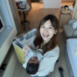 Kerstin Chan Instagram - 🧩滑著月子中心生活記錄碎片，感嘆著茶來伸手飯來張口的日子結束了。😂 最近被嬰療癒的同時，眼下越來越深的瘀青也是騙不了人，好想念月子中心每個溫柔親切的護理師啊～～一通電話直通嬰兒室，立刻有人來救援，姊姊們各個都是天使般的存在！相信過來人都有同感🥹 選對月中真的很重要，好的月中帶我上天堂！慶幸在開啟換尿布餵奶的無限循環前，選在國泰產後護理之家好好休養，入住前絕對是要貨比三家的，住過的親友都說讚，現在的我也不例外。 👉小兒科醫師每週巡診2次、婦產科每週1次，照護比1：5，不強迫母嬰同室，有攝影機可隨時看寶寶，使用鍋爐水洗澡，按摩Spa洗頭服務通通有。為了寶寶健康，訪客管控也很嚴謹，在商辦大樓裡，還有自己內部專屬電梯。 還記得參觀時，看到護理師照顧寶寶時的眼神超級有愛，跟另一家人人眼神死形成極端對比，讓我跟邵一致認為月中的錢不能省，免得擔心小孩被虐待🥲。入住之後感受更深刻，面對像我們這種經驗值零的菜鳥爸媽，感謝國泰護理師，每一次的從旁協助，耐心帶著我們經驗養成。 🍜吐十個月的我，最期待每天的吃飯時光，三餐兩點心，都經過營養師調配，沒想過月子餐可以如此豐盛好吃，而且內部廚房現煮現送，吃到的飯菜都是熱騰騰的！ 怕無聊的媽媽還有各種課程可以參加，手作課、瑜珈課我都手刀報名。 內湖國泰這幾年新開幕，內部環境跟6星級飯店一樣高級素溪，坐月子就像度假一樣，我很樂意在這關3個月！打到這又開始想念了~ @cathaybabycare 👶🏻🍼💓 #國泰產後護理之家 #月子中心 #月子中心的日子