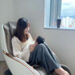 Kerstin Chan Instagram – 🧩滑著月子中心生活記錄碎片，感嘆著茶來伸手飯來張口的日子結束了。😂

最近被嬰療癒的同時，眼下越來越深的瘀青也是騙不了人，好想念月子中心每個溫柔親切的護理師啊～～一通電話直通嬰兒室，立刻有人來救援，姊姊們各個都是天使般的存在！相信過來人都有同感🥹

選對月中真的很重要，好的月中帶我上天堂！慶幸在開啟換尿布餵奶的無限循環前，選在國泰產後護理之家好好休養，入住前絕對是要貨比三家的，住過的親友都說讚，現在的我也不例外。

👉小兒科醫師每週巡診2次、婦產科每週1次，照護比1：5，不強迫母嬰同室，有攝影機可隨時看寶寶，使用鍋爐水洗澡，按摩Spa洗頭服務通通有。為了寶寶健康，訪客管控也很嚴謹，在商辦大樓裡，還有自己內部專屬電梯。

還記得參觀時，看到護理師照顧寶寶時的眼神超級有愛，跟另一家人人眼神死形成極端對比，讓我跟邵一致認為月中的錢不能省，免得擔心小孩被虐待🥲。入住之後感受更深刻，面對像我們這種經驗值零的菜鳥爸媽，感謝國泰護理師，每一次的從旁協助，耐心帶著我們經驗養成。

🍜吐十個月的我，最期待每天的吃飯時光，三餐兩點心，都經過營養師調配，沒想過月子餐可以如此豐盛好吃，而且內部廚房現煮現送，吃到的飯菜都是熱騰騰的！

怕無聊的媽媽還有各種課程可以參加，手作課、瑜珈課我都手刀報名。

內湖國泰這幾年新開幕，內部環境跟6星級飯店一樣高級素溪，坐月子就像度假一樣，我很樂意在這關3個月！打到這又開始想念了~

@cathaybabycare 👶🏻🍼💓 
#國泰產後護理之家 #月子中心 #月子中心的日子