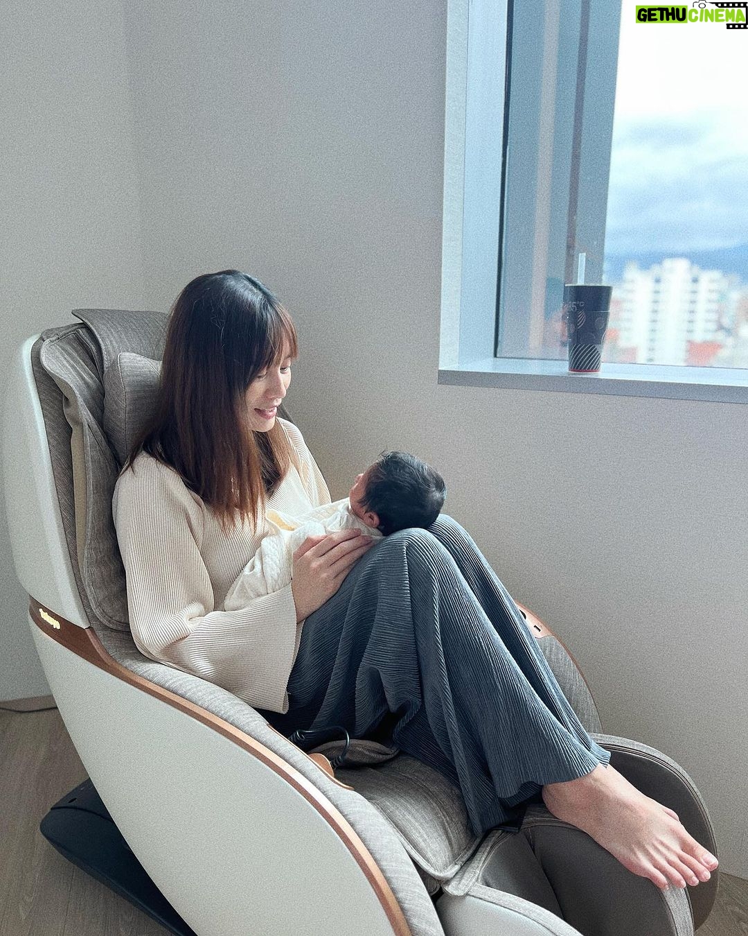 Kerstin Chan Instagram - 🧩滑著月子中心生活記錄碎片,感嘆著茶來伸手飯來張口的日子結束了。😂 最近被嬰療癒的同時,眼下越來越深的瘀青也是騙不了人,好想念月子中心每個溫柔親切的護理師啊~~一通電話直通嬰兒室,立刻有人來救援,姊姊們各個都是天使般的存在!相信過來人都有同感🥹 選對月中真的很重要,好的月中帶我上天堂!慶幸在開啟換尿布餵奶的無限循環前,選在國泰產後護理之家好好休養,入住前絕對是要貨比三家的,住過的親友都說讚,現在的我也不例外。 👉小兒科醫師每週巡診2次、婦產科每週1次,照護比1:5,不強迫母嬰同室,有攝影機可隨時看寶寶,使用鍋爐水洗澡,按摩Spa洗頭服務通通有。為了寶寶健康,訪客管控也很嚴謹,在商辦大樓裡,還有自己內部專屬電梯。 還記得參觀時,看到護理師照顧寶寶時的眼神超級有愛,跟另一家人人眼神死形成極端對比,讓我跟邵一致認為月中的錢不能省,免得擔心小孩被虐待🥲。入住之後感受更深刻,面對像我們這種經驗值零的菜鳥爸媽,感謝國泰護理師,每一次的從旁協助,耐心帶著我們經驗養成。 🍜吐十個月的我,最期待每天的吃飯時光,三餐兩點心,都經過營養師調配,沒想過月子餐可以如此豐盛好吃,而且內部廚房現煮現送,吃到的飯菜都是熱騰騰的! 怕無聊的媽媽還有各種課程可以參加,手作課、瑜珈課我都手刀報名。 內湖國泰這幾年新開幕,內部環境跟6星級飯店一樣高級素溪,坐月子就像度假一樣,我很樂意在這關3個月!打到這又開始想念了~ @cathaybabycare 👶🏻🍼💓 #國泰產後護理之家 #月子中心 #月子中心的日子