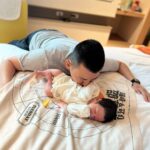 Kerstin Chan Instagram - 別人以為的育兒生活：吸嬰兒奶味一整天 🍼 / 實際上：照6餐聞尿布💩 最近的樂趣是 跟嬰兒他爸輪流聞 比比看誰生意興隆💩💩💩 每次都期待是對方中獎😆 有時候還會聞到奇特的酸味兒 滑到最後有影片🎬 還有一個亮點是 終於讓我收藏到地圖製造的新生兒浴巾了😍 以前都是送給親朋好友 這次終於輪到我自用 叩謝 @makeworld.tw 魚老闆賜的龍袍🫶🏻 媽媽還在思考要當浴巾還是小被被蓋到大 （不洗的那種 好省事😆）