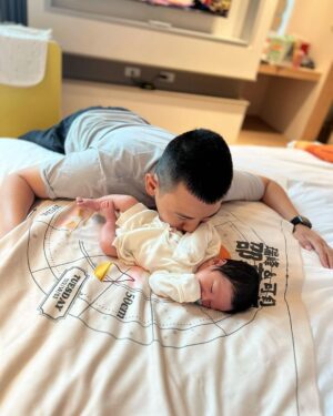 Kerstin Chan Instagram - 別人以為的育兒生活：吸嬰兒奶味一整天 🍼 / 實際上：照6餐聞尿布💩
最近的樂趣是
跟嬰兒他爸輪流聞 
比比看誰生意興隆💩💩💩
每次都期待是對方中獎😆

有時候還會聞到奇特的酸味兒
滑到最後有影片🎬

還有一個亮點是
終於讓我收藏到地圖製造的新生兒浴巾了😍
以前都是送給親朋好友
這次終於輪到我自用
叩謝 @makeworld.tw 魚老闆賜的龍袍🫶🏻 
媽媽還在思考要當浴巾還是小被被蓋到大
（不洗的那種 好省事😆）
