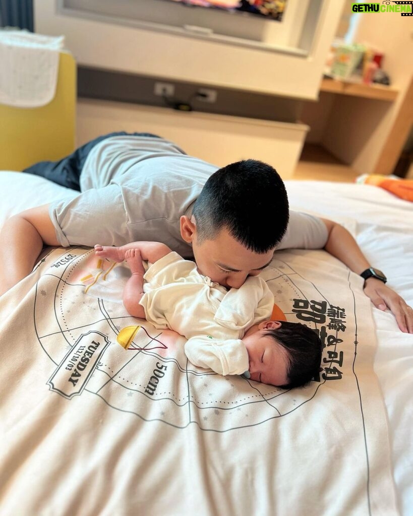 Kerstin Chan Instagram - 別人以為的育兒生活：吸嬰兒奶味一整天 🍼 / 實際上：照6餐聞尿布💩 最近的樂趣是 跟嬰兒他爸輪流聞 比比看誰生意興隆💩💩💩 每次都期待是對方中獎😆 有時候還會聞到奇特的酸味兒 滑到最後有影片🎬 還有一個亮點是 終於讓我收藏到地圖製造的新生兒浴巾了😍 以前都是送給親朋好友 這次終於輪到我自用 叩謝 @makeworld.tw 魚老闆賜的龍袍🫶🏻 媽媽還在思考要當浴巾還是小被被蓋到大 （不洗的那種 好省事😆）