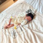 Kerstin Chan Instagram - 別人以為的育兒生活：吸嬰兒奶味一整天 🍼 / 實際上：照6餐聞尿布💩 最近的樂趣是 跟嬰兒他爸輪流聞 比比看誰生意興隆💩💩💩 每次都期待是對方中獎😆 有時候還會聞到奇特的酸味兒 滑到最後有影片🎬 還有一個亮點是 終於讓我收藏到地圖製造的新生兒浴巾了😍 以前都是送給親朋好友 這次終於輪到我自用 叩謝 @makeworld.tw 魚老闆賜的龍袍🫶🏻 媽媽還在思考要當浴巾還是小被被蓋到大 （不洗的那種 好省事😆）