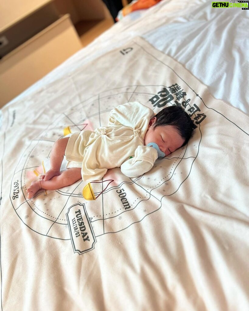 Kerstin Chan Instagram - 別人以為的育兒生活：吸嬰兒奶味一整天 🍼 / 實際上：照6餐聞尿布💩 最近的樂趣是 跟嬰兒他爸輪流聞 比比看誰生意興隆💩💩💩 每次都期待是對方中獎😆 有時候還會聞到奇特的酸味兒 滑到最後有影片🎬 還有一個亮點是 終於讓我收藏到地圖製造的新生兒浴巾了😍 以前都是送給親朋好友 這次終於輪到我自用 叩謝 @makeworld.tw 魚老闆賜的龍袍🫶🏻 媽媽還在思考要當浴巾還是小被被蓋到大 （不洗的那種 好省事😆）