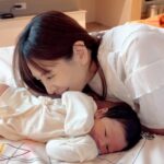 Kerstin Chan Instagram - 別人以為的育兒生活：吸嬰兒奶味一整天 🍼 / 實際上：照6餐聞尿布💩 最近的樂趣是 跟嬰兒他爸輪流聞 比比看誰生意興隆💩💩💩 每次都期待是對方中獎😆 有時候還會聞到奇特的酸味兒 滑到最後有影片🎬 還有一個亮點是 終於讓我收藏到地圖製造的新生兒浴巾了😍 以前都是送給親朋好友 這次終於輪到我自用 叩謝 @makeworld.tw 魚老闆賜的龍袍🫶🏻 媽媽還在思考要當浴巾還是小被被蓋到大 （不洗的那種 好省事😆）