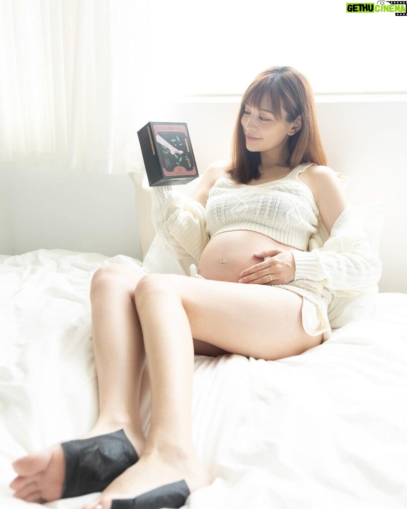 Kerstin Chan Instagram - 回想起前幾個月 不敢相信自己撐過孕期那些難熬的日子 真的孵出一個小生命!! 🥹💪🏻 當時為了撐起越來越重的肚子 身體受的苦 大概只有經歷過的媽咪們能懂 天天腰酸 背不舒服 尤其是我又麻又脹的雙腿 真是辛苦了 體驗過孕婦按摩後 真的好想天天到會館報到 但是實際問題 就是得考量花費啊~ 畢竟小孩出生前 就已經感受到荷包流失的悲傷 🥲 但也不能放著酸脹的雙腳不管 請另一半幫忙按一按效果有限 比起老公 薑還是老的辣 還是阿嬤的溫柔呵護更勝一籌！❣️ 我說的是MIT第一家足貼品牌 #阿嬤的配方 Reborn全新升級上市的 #樹液足貼 啦~🤩 這個CP值很高的足部居家護理 成為我孕後期 舒活腿部的小撇步 這次使用升級後的加強版黑足貼 #台灣紅烏龍足貼 簡單一貼 就能輕鬆舒緩水腫 貼在腳底一覺到天亮 持續貼10小時以上 就能看到滴滴答答 澎湃的排濕成果 一個晚上就吸了滿滿的水氣 隔天起床走起路來雙腳輕盈多了~ 穿鞋也不會那麼緊繃 用一次就有感! 難怪品牌的樹液足貼 創下銷售超過500萬雙的好評！😍 我推薦的這款加強版黑足貼 👣 成份都是使用天然草本配方且新添加了抗菌矽藻土和遠紅外線 大大提升吸水性 更是使用專業芳療師調配的植萃精油 不使用香精、防腐劑、色素 孕媽咪也可以安心使用哦🙆🏻‍♀️ 用過就知道 阿嬤的配方 真的是名副其實的 #腿部保養專家 🌟 打造專屬於妳的「沉浸輕柔呵護的美好儀式」 單盒活動價86折 12/3前結帳滿$3000 再送限量的法式雅緻皮革護照套 https://dr-grandma.com/f00CU