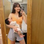 Kerstin Chan Instagram - 產後兩個月 評估身體恢復得差不多 記錄一下自己終於開始跑步 原本穿不下的運動裝備 也可以拿出來穿了 可喜可賀.ᐟ.ᐟ 不過想了想 我其實早就開始負重訓練 身上這隻的重量 日復一日 越來越沉 媽媽鍛練二頭肌就靠你了😆 最近跟邵各自擬定運動計劃 希望也能彼此督促 培養健康飲食習慣 但手搖飲實在很難抗拒 剛剛又突然好想喝珍奶 👨🏻叫我先抱小孩深蹲3組才能買🥲