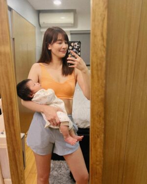 Kerstin Chan Instagram - 產後兩個月 評估身體恢復得差不多
記錄一下自己終於開始跑步
原本穿不下的運動裝備
也可以拿出來穿了 可喜可賀.ᐟ.ᐟ

不過想了想 
我其實早就開始負重訓練
身上這隻的重量
日復一日 越來越沉 
媽媽鍛練二頭肌就靠你了😆

最近跟邵各自擬定運動計劃
希望也能彼此督促
培養健康飲食習慣
但手搖飲實在很難抗拒
剛剛又突然好想喝珍奶
👨🏻叫我先抱小孩深蹲3組才能買🥲