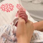 Kerstin Chan Instagram - 奉上一張寶寶醉奶照🍼謝謝哥哥姊姊叔叔姨姨的恭喜和祝福🥰 這篇長文，寫給嚮往 #優雅生產 的朋友們參考。 在經歷過用力到體力透支、眼神渙散後，現在想來 「優雅」跟「生產」這兩個詞，真是八竿子打不著，那 #禾馨 傳說中的「優雅生產」到底是怎麼一回事？ 比起電視上演的，產婦痛到聲嘶力竭，甚至還有喊著想殺老公的🥲，生產的痛，我真是一點都沒感受到！不但要讚嘆 #減痛分娩 (#無痛分娩 )的發明，更讓我驚喜的是，#禾馨醫療 的人性化流程： 👉🏻不必忍痛到開兩指才能打，最後生產前也不會被強制關無痛（這真的太重要了!!! ），讓媽媽完全不用經歷自然產當下的劇烈撕裂疼痛，我甚至一路打到生完隔天，在別家醫院生產的朋友們都難以置信。 💉「打無痛流程」 因為寶寶頭圍偏大，我約好來催生，一進院先在脊椎上埋等等要打無痛的針，原本以為超可怕，但其實酸的成分居多，痛覺倒是還好，在手背上埋點滴管還比較有感。 子宮一有收縮感，護理師就來幫我開無痛藥劑，我是選擇👉🏻吃到飽方案，一不舒服就自己手動按好按滿！那個藍藍的按鈕真是產婦的救贖啊～～🥹 護理師看我按得保守擔心我痛，還提醒我不要客氣，都花了錢就盡量打😂，以致於待產到生產，我完全沒有感覺到痛，包含開指宮縮痛、生產撕裂痛，當然也沒有怒吼狂叫、崩潰尖叫那樣的八點檔畫面😂。 禾馨也讓我看到所謂的 #小細節大不同 ，實際入住 #LDR樂得兒產房 ，就知道為什麼親友們大推特推！我從待產、生產到產後休息，一條龍都躺在同一張床上，等開指等到筋疲力盡時，不需要拖著疲憊的身體，移動到產檯上生。 ❤️‍🩹最難忘的是，護理師總能溫柔的接住我，讓新手媽媽在徬徨無助時得到最溫暖的安慰。感謝我的主治醫師陳志堯，當堯哥輕鬆話家常，就知道安啦！👌🏻不需要操心，緊張時給了我滿滿安定感。像他最後縫合傷口，還一邊跟我閒聊產後做什麼運動比較好，雖然我當時累到只想大睡一覺。🫠 實際走一遭，一層層的設想周到，才讓產婦躺著面對未知恐懼時，還能保有一絲絲優雅。 真的好慶幸，我是禾馨媽媽，子龍是 #禾馨寶寶，我們都得到最貼心的照護 @dianthusmfmclinic ❤️ 😙對了！薑汁洗髮好療癒、三餐甜點超好吃，媽媽們元氣大傷後，好好享受一下吧！