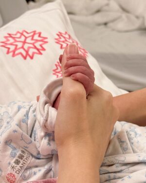 Kerstin Chan Instagram - 奉上一張寶寶醉奶照🍼謝謝哥哥姊姊叔叔姨姨的恭喜和祝福🥰

這篇長文，寫給嚮往 #優雅生產 的朋友們參考。

在經歷過用力到體力透支、眼神渙散後，現在想來 「優雅」跟「生產」這兩個詞，真是八竿子打不著，那 #禾馨 傳說中的「優雅生產」到底是怎麼一回事？

比起電視上演的，產婦痛到聲嘶力竭，甚至還有喊著想殺老公的🥲，生產的痛，我真是一點都沒感受到！不但要讚嘆 #減痛分娩 (#無痛分娩 )的發明，更讓我驚喜的是，#禾馨醫療 的人性化流程：
👉🏻不必忍痛到開兩指才能打，最後生產前也不會被強制關無痛（這真的太重要了!!! ），讓媽媽完全不用經歷自然產當下的劇烈撕裂疼痛，我甚至一路打到生完隔天，在別家醫院生產的朋友們都難以置信。

💉「打無痛流程」
因為寶寶頭圍偏大，我約好來催生，一進院先在脊椎上埋等等要打無痛的針，原本以為超可怕，但其實酸的成分居多，痛覺倒是還好，在手背上埋點滴管還比較有感。

子宮一有收縮感，護理師就來幫我開無痛藥劑，我是選擇👉🏻吃到飽方案，一不舒服就自己手動按好按滿！那個藍藍的按鈕真是產婦的救贖啊～～🥹

護理師看我按得保守擔心我痛，還提醒我不要客氣，都花了錢就盡量打😂，以致於待產到生產，我完全沒有感覺到痛，包含開指宮縮痛、生產撕裂痛，當然也沒有怒吼狂叫、崩潰尖叫那樣的八點檔畫面😂。

禾馨也讓我看到所謂的 #小細節大不同 ，實際入住 #LDR樂得兒產房 ，就知道為什麼親友們大推特推！我從待產、生產到產後休息，一條龍都躺在同一張床上，等開指等到筋疲力盡時，不需要拖著疲憊的身體，移動到產檯上生。

❤️‍🩹最難忘的是，護理師總能溫柔的接住我，讓新手媽媽在徬徨無助時得到最溫暖的安慰。感謝我的主治醫師陳志堯，當堯哥輕鬆話家常，就知道安啦！👌🏻不需要操心，緊張時給了我滿滿安定感。像他最後縫合傷口，還一邊跟我閒聊產後做什麼運動比較好，雖然我當時累到只想大睡一覺。🫠

實際走一遭，一層層的設想周到，才讓產婦躺著面對未知恐懼時，還能保有一絲絲優雅。

真的好慶幸，我是禾馨媽媽，子龍是 #禾馨寶寶，我們都得到最貼心的照護 @dianthusmfmclinic ❤️

😙對了！薑汁洗髮好療癒、三餐甜點超好吃，媽媽們元氣大傷後，好好享受一下吧！