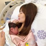Kerstin Chan Instagram - 奉上一張寶寶醉奶照🍼謝謝哥哥姊姊叔叔姨姨的恭喜和祝福🥰 這篇長文，寫給嚮往 #優雅生產 的朋友們參考。 在經歷過用力到體力透支、眼神渙散後，現在想來 「優雅」跟「生產」這兩個詞，真是八竿子打不著，那 #禾馨 傳說中的「優雅生產」到底是怎麼一回事？ 比起電視上演的，產婦痛到聲嘶力竭，甚至還有喊著想殺老公的🥲，生產的痛，我真是一點都沒感受到！不但要讚嘆 #減痛分娩 (#無痛分娩 )的發明，更讓我驚喜的是，#禾馨醫療 的人性化流程： 👉🏻不必忍痛到開兩指才能打，最後生產前也不會被強制關無痛（這真的太重要了!!! ），讓媽媽完全不用經歷自然產當下的劇烈撕裂疼痛，我甚至一路打到生完隔天，在別家醫院生產的朋友們都難以置信。 💉「打無痛流程」 因為寶寶頭圍偏大，我約好來催生，一進院先在脊椎上埋等等要打無痛的針，原本以為超可怕，但其實酸的成分居多，痛覺倒是還好，在手背上埋點滴管還比較有感。 子宮一有收縮感，護理師就來幫我開無痛藥劑，我是選擇👉🏻吃到飽方案，一不舒服就自己手動按好按滿！那個藍藍的按鈕真是產婦的救贖啊～～🥹 護理師看我按得保守擔心我痛，還提醒我不要客氣，都花了錢就盡量打😂，以致於待產到生產，我完全沒有感覺到痛，包含開指宮縮痛、生產撕裂痛，當然也沒有怒吼狂叫、崩潰尖叫那樣的八點檔畫面😂。 禾馨也讓我看到所謂的 #小細節大不同 ，實際入住 #LDR樂得兒產房 ，就知道為什麼親友們大推特推！我從待產、生產到產後休息，一條龍都躺在同一張床上，等開指等到筋疲力盡時，不需要拖著疲憊的身體，移動到產檯上生。 ❤️‍🩹最難忘的是，護理師總能溫柔的接住我，讓新手媽媽在徬徨無助時得到最溫暖的安慰。感謝我的主治醫師陳志堯，當堯哥輕鬆話家常，就知道安啦！👌🏻不需要操心，緊張時給了我滿滿安定感。像他最後縫合傷口，還一邊跟我閒聊產後做什麼運動比較好，雖然我當時累到只想大睡一覺。🫠 實際走一遭，一層層的設想周到，才讓產婦躺著面對未知恐懼時，還能保有一絲絲優雅。 真的好慶幸，我是禾馨媽媽，子龍是 #禾馨寶寶，我們都得到最貼心的照護 @dianthusmfmclinic ❤️ 😙對了！薑汁洗髮好療癒、三餐甜點超好吃，媽媽們元氣大傷後，好好享受一下吧！