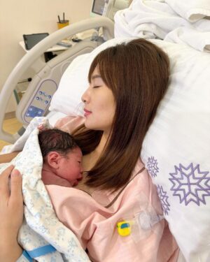 Kerstin Chan Instagram - 奉上一張寶寶醉奶照🍼謝謝哥哥姊姊叔叔姨姨的恭喜和祝福🥰

這篇長文，寫給嚮往 #優雅生產 的朋友們參考。

在經歷過用力到體力透支、眼神渙散後，現在想來 「優雅」跟「生產」這兩個詞，真是八竿子打不著，那 #禾馨 傳說中的「優雅生產」到底是怎麼一回事？

比起電視上演的，產婦痛到聲嘶力竭，甚至還有喊著想殺老公的🥲，生產的痛，我真是一點都沒感受到！不但要讚嘆 #減痛分娩 (#無痛分娩 )的發明，更讓我驚喜的是，#禾馨醫療 的人性化流程：
👉🏻不必忍痛到開兩指才能打，最後生產前也不會被強制關無痛（這真的太重要了!!! ），讓媽媽完全不用經歷自然產當下的劇烈撕裂疼痛，我甚至一路打到生完隔天，在別家醫院生產的朋友們都難以置信。

💉「打無痛流程」
因為寶寶頭圍偏大，我約好來催生，一進院先在脊椎上埋等等要打無痛的針，原本以為超可怕，但其實酸的成分居多，痛覺倒是還好，在手背上埋點滴管還比較有感。

子宮一有收縮感，護理師就來幫我開無痛藥劑，我是選擇👉🏻吃到飽方案，一不舒服就自己手動按好按滿！那個藍藍的按鈕真是產婦的救贖啊～～🥹

護理師看我按得保守擔心我痛，還提醒我不要客氣，都花了錢就盡量打😂，以致於待產到生產，我完全沒有感覺到痛，包含開指宮縮痛、生產撕裂痛，當然也沒有怒吼狂叫、崩潰尖叫那樣的八點檔畫面😂。

禾馨也讓我看到所謂的 #小細節大不同 ，實際入住 #LDR樂得兒產房 ，就知道為什麼親友們大推特推！我從待產、生產到產後休息，一條龍都躺在同一張床上，等開指等到筋疲力盡時，不需要拖著疲憊的身體，移動到產檯上生。

❤️‍🩹最難忘的是，護理師總能溫柔的接住我，讓新手媽媽在徬徨無助時得到最溫暖的安慰。感謝我的主治醫師陳志堯，當堯哥輕鬆話家常，就知道安啦！👌🏻不需要操心，緊張時給了我滿滿安定感。像他最後縫合傷口，還一邊跟我閒聊產後做什麼運動比較好，雖然我當時累到只想大睡一覺。🫠

實際走一遭，一層層的設想周到，才讓產婦躺著面對未知恐懼時，還能保有一絲絲優雅。

真的好慶幸，我是禾馨媽媽，子龍是 #禾馨寶寶，我們都得到最貼心的照護 @dianthusmfmclinic ❤️

😙對了！薑汁洗髮好療癒、三餐甜點超好吃，媽媽們元氣大傷後，好好享受一下吧！