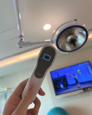Kerstin Chan Instagram - 奉上一張寶寶醉奶照🍼謝謝哥哥姊姊叔叔姨姨的恭喜和祝福🥰

這篇長文，寫給嚮往 #優雅生產 的朋友們參考。

在經歷過用力到體力透支、眼神渙散後，現在想來 「優雅」跟「生產」這兩個詞，真是八竿子打不著，那 #禾馨 傳說中的「優雅生產」到底是怎麼一回事？

比起電視上演的，產婦痛到聲嘶力竭，甚至還有喊著想殺老公的🥲，生產的痛，我真是一點都沒感受到！不但要讚嘆 #減痛分娩 (#無痛分娩 )的發明，更讓我驚喜的是，#禾馨醫療 的人性化流程：
👉🏻不必忍痛到開兩指才能打，最後生產前也不會被強制關無痛（這真的太重要了!!! ），讓媽媽完全不用經歷自然產當下的劇烈撕裂疼痛，我甚至一路打到生完隔天，在別家醫院生產的朋友們都難以置信。

💉「打無痛流程」
因為寶寶頭圍偏大，我約好來催生，一進院先在脊椎上埋等等要打無痛的針，原本以為超可怕，但其實酸的成分居多，痛覺倒是還好，在手背上埋點滴管還比較有感。

子宮一有收縮感，護理師就來幫我開無痛藥劑，我是選擇👉🏻吃到飽方案，一不舒服就自己手動按好按滿！那個藍藍的按鈕真是產婦的救贖啊～～🥹

護理師看我按得保守擔心我痛，還提醒我不要客氣，都花了錢就盡量打😂，以致於待產到生產，我完全沒有感覺到痛，包含開指宮縮痛、生產撕裂痛，當然也沒有怒吼狂叫、崩潰尖叫那樣的八點檔畫面😂。

禾馨也讓我看到所謂的 #小細節大不同 ，實際入住 #LDR樂得兒產房 ，就知道為什麼親友們大推特推！我從待產、生產到產後休息，一條龍都躺在同一張床上，等開指等到筋疲力盡時，不需要拖著疲憊的身體，移動到產檯上生。

❤️‍🩹最難忘的是，護理師總能溫柔的接住我，讓新手媽媽在徬徨無助時得到最溫暖的安慰。感謝我的主治醫師陳志堯，當堯哥輕鬆話家常，就知道安啦！👌🏻不需要操心，緊張時給了我滿滿安定感。像他最後縫合傷口，還一邊跟我閒聊產後做什麼運動比較好，雖然我當時累到只想大睡一覺。🫠

實際走一遭，一層層的設想周到，才讓產婦躺著面對未知恐懼時，還能保有一絲絲優雅。

真的好慶幸，我是禾馨媽媽，子龍是 #禾馨寶寶，我們都得到最貼心的照護 @dianthusmfmclinic ❤️

😙對了！薑汁洗髮好療癒、三餐甜點超好吃，媽媽們元氣大傷後，好好享受一下吧！