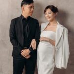 Kerstin Chan Instagram - 📷孕婦寫真第一篇 照片都太喜歡🤍只好分幾次分享🙈 第一套拍黑白套裝 走的是播報風 因為拍的是便服系列 衣服得自己準備 過程中獲得了很多心得 需要的人趕快收藏起來～ 小紅書上資料庫最豐富 打「孕婦寫真」就有好多參考範例 建議先海量找靈感 之後挑服裝會更有方向 至於購買平台 最多人使用的應該是淘寶 的確有很多選擇 但到貨時間不好抓 品質也比較難掌握 ⭐️記得先看評價再下單 評論人數太少的店家比較有疑慮 盡量不要輕易嘗試 保險起見 也可請賣家先拍細節影片供參 尋尋覓覓 我最後還是傾向實體店面試穿 我的套裝是在Zara找到的 急著拍照的話 蝦皮有些廠商配合24小時到貨 超級方便😍 📷 @bao_photography 💄 @judy_beautyworld #孕寫真 #孕婦寫真
