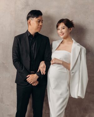 Kerstin Chan Instagram - 📷孕婦寫真第一篇 
照片都太喜歡🤍只好分幾次分享🙈

第一套拍黑白套裝
走的是播報風
因為拍的是便服系列
衣服得自己準備
過程中獲得了很多心得
需要的人趕快收藏起來～

小紅書上資料庫最豐富
打「孕婦寫真」就有好多參考範例
建議先海量找靈感 
之後挑服裝會更有方向

至於購買平台 
最多人使用的應該是淘寶
的確有很多選擇
但到貨時間不好抓
品質也比較難掌握
⭐️記得先看評價再下單
評論人數太少的店家比較有疑慮 
盡量不要輕易嘗試
保險起見 也可請賣家先拍細節影片供參

尋尋覓覓
我最後還是傾向實體店面試穿
我的套裝是在Zara找到的
急著拍照的話
蝦皮有些廠商配合24小時到貨 超級方便😍

📷 @bao_photography 
💄 @judy_beautyworld 

#孕寫真 #孕婦寫真