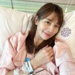 Kerstin Chan Instagram - 奉上一張寶寶醉奶照🍼謝謝哥哥姊姊叔叔姨姨的恭喜和祝福🥰 這篇長文，寫給嚮往 #優雅生產 的朋友們參考。 在經歷過用力到體力透支、眼神渙散後，現在想來 「優雅」跟「生產」這兩個詞，真是八竿子打不著，那 #禾馨 傳說中的「優雅生產」到底是怎麼一回事？ 比起電視上演的，產婦痛到聲嘶力竭，甚至還有喊著想殺老公的🥲，生產的痛，我真是一點都沒感受到！不但要讚嘆 #減痛分娩 (#無痛分娩 )的發明，更讓我驚喜的是，#禾馨醫療 的人性化流程： 👉🏻不必忍痛到開兩指才能打，最後生產前也不會被強制關無痛（這真的太重要了!!! ），讓媽媽完全不用經歷自然產當下的劇烈撕裂疼痛，我甚至一路打到生完隔天，在別家醫院生產的朋友們都難以置信。 💉「打無痛流程」 因為寶寶頭圍偏大，我約好來催生，一進院先在脊椎上埋等等要打無痛的針，原本以為超可怕，但其實酸的成分居多，痛覺倒是還好，在手背上埋點滴管還比較有感。 子宮一有收縮感，護理師就來幫我開無痛藥劑，我是選擇👉🏻吃到飽方案，一不舒服就自己手動按好按滿！那個藍藍的按鈕真是產婦的救贖啊～～🥹 護理師看我按得保守擔心我痛，還提醒我不要客氣，都花了錢就盡量打😂，以致於待產到生產，我完全沒有感覺到痛，包含開指宮縮痛、生產撕裂痛，當然也沒有怒吼狂叫、崩潰尖叫那樣的八點檔畫面😂。 禾馨也讓我看到所謂的 #小細節大不同 ，實際入住 #LDR樂得兒產房 ，就知道為什麼親友們大推特推！我從待產、生產到產後休息，一條龍都躺在同一張床上，等開指等到筋疲力盡時，不需要拖著疲憊的身體，移動到產檯上生。 ❤️‍🩹最難忘的是，護理師總能溫柔的接住我，讓新手媽媽在徬徨無助時得到最溫暖的安慰。感謝我的主治醫師陳志堯，當堯哥輕鬆話家常，就知道安啦！👌🏻不需要操心，緊張時給了我滿滿安定感。像他最後縫合傷口，還一邊跟我閒聊產後做什麼運動比較好，雖然我當時累到只想大睡一覺。🫠 實際走一遭，一層層的設想周到，才讓產婦躺著面對未知恐懼時，還能保有一絲絲優雅。 真的好慶幸，我是禾馨媽媽，子龍是 #禾馨寶寶，我們都得到最貼心的照護 @dianthusmfmclinic ❤️ 😙對了！薑汁洗髮好療癒、三餐甜點超好吃，媽媽們元氣大傷後，好好享受一下吧！