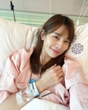 Kerstin Chan Instagram - 奉上一張寶寶醉奶照🍼謝謝哥哥姊姊叔叔姨姨的恭喜和祝福🥰

這篇長文，寫給嚮往 #優雅生產 的朋友們參考。

在經歷過用力到體力透支、眼神渙散後，現在想來 「優雅」跟「生產」這兩個詞，真是八竿子打不著，那 #禾馨 傳說中的「優雅生產」到底是怎麼一回事？

比起電視上演的，產婦痛到聲嘶力竭，甚至還有喊著想殺老公的🥲，生產的痛，我真是一點都沒感受到！不但要讚嘆 #減痛分娩 (#無痛分娩 )的發明，更讓我驚喜的是，#禾馨醫療 的人性化流程：
👉🏻不必忍痛到開兩指才能打，最後生產前也不會被強制關無痛（這真的太重要了!!! ），讓媽媽完全不用經歷自然產當下的劇烈撕裂疼痛，我甚至一路打到生完隔天，在別家醫院生產的朋友們都難以置信。

💉「打無痛流程」
因為寶寶頭圍偏大，我約好來催生，一進院先在脊椎上埋等等要打無痛的針，原本以為超可怕，但其實酸的成分居多，痛覺倒是還好，在手背上埋點滴管還比較有感。

子宮一有收縮感，護理師就來幫我開無痛藥劑，我是選擇👉🏻吃到飽方案，一不舒服就自己手動按好按滿！那個藍藍的按鈕真是產婦的救贖啊～～🥹

護理師看我按得保守擔心我痛，還提醒我不要客氣，都花了錢就盡量打😂，以致於待產到生產，我完全沒有感覺到痛，包含開指宮縮痛、生產撕裂痛，當然也沒有怒吼狂叫、崩潰尖叫那樣的八點檔畫面😂。

禾馨也讓我看到所謂的 #小細節大不同 ，實際入住 #LDR樂得兒產房 ，就知道為什麼親友們大推特推！我從待產、生產到產後休息，一條龍都躺在同一張床上，等開指等到筋疲力盡時，不需要拖著疲憊的身體，移動到產檯上生。

❤️‍🩹最難忘的是，護理師總能溫柔的接住我，讓新手媽媽在徬徨無助時得到最溫暖的安慰。感謝我的主治醫師陳志堯，當堯哥輕鬆話家常，就知道安啦！👌🏻不需要操心，緊張時給了我滿滿安定感。像他最後縫合傷口，還一邊跟我閒聊產後做什麼運動比較好，雖然我當時累到只想大睡一覺。🫠

實際走一遭，一層層的設想周到，才讓產婦躺著面對未知恐懼時，還能保有一絲絲優雅。

真的好慶幸，我是禾馨媽媽，子龍是 #禾馨寶寶，我們都得到最貼心的照護 @dianthusmfmclinic ❤️

😙對了！薑汁洗髮好療癒、三餐甜點超好吃，媽媽們元氣大傷後，好好享受一下吧！