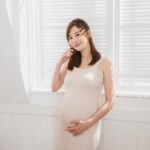 Kerstin Chan Instagram - 聽說有些產婦生產後 憂鬱指數大幅增加 有部分是因為大家都只關心寶寶而非媽媽 甚至出現很多指手劃腳的雜音 從告訴我們如何養胎 到該怎麼帶小孩 慶幸我的醫生、親密家人都很佛系 很尊重孕婦的自由意志🥹   其實最希望小孩好的 一定是媽媽本人 常給自己的壓力已經夠大了 太多批評指教 反而會為新手媽媽徒增負擔   像是飲食禁忌啊 該吃這喝那的啦 其實我們光是孕期大部分吃的補品 都是為了幫小孩補足需要的營養 每天待吃的顆顆粒粒 多到我看了都怕🤢   讓我最能開心補充的 大概就是 @lohongka_taiwan 老行家珍珠粉了 因為可以加入牛奶豆漿一起喝 基本上不會影響飲品味道🥛   而且知道吃了對自己好處多多 像是補充鈣質、提升氣色 也有助於寶寶骨骼發育 我每天2包之後 半夜抽痛的情況好了很多 除了原味之外 還有蔓越莓口味可以選哦😋   老行家珍珠粉不含人工添加物及防腐劑 採低溫專利製程 全程有效控溫、保留養分 讓媽咪吃了更安心   我還會連同 老行家即食燕盞 一起搭配食補 早晚空腹吃  一次一匙🥄 燕窩口感滑嫩 含有珍貴的營養素 像是唾液酸、優質蛋白、多醣等等 營養價值很高 不只可以提升保護力 也養顏美容🥰   補鈣美妍一次到位 氣色變好 從裡到外都漂亮 也讓整個孕期開心了起來 孕育新生命很辛苦 媽咪們一定要對自己好一點～   現在只要憑媽媽手冊到老行家官網申請 就能免費獲得好孕禮喔！ 👉🏻 https://www.lohongka.com.tw/   #老行家 #老行家珍珠粉 #珍珠粉 #懷孕日記 #老行家燕窩 #燕窩提升保護力