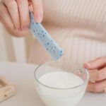 Kerstin Chan Instagram - 聽說有些產婦生產後 憂鬱指數大幅增加 有部分是因為大家都只關心寶寶而非媽媽 甚至出現很多指手劃腳的雜音 從告訴我們如何養胎 到該怎麼帶小孩 慶幸我的醫生、親密家人都很佛系 很尊重孕婦的自由意志🥹   其實最希望小孩好的 一定是媽媽本人 常給自己的壓力已經夠大了 太多批評指教 反而會為新手媽媽徒增負擔   像是飲食禁忌啊 該吃這喝那的啦 其實我們光是孕期大部分吃的補品 都是為了幫小孩補足需要的營養 每天待吃的顆顆粒粒 多到我看了都怕🤢   讓我最能開心補充的 大概就是 @lohongka_taiwan 老行家珍珠粉了 因為可以加入牛奶豆漿一起喝 基本上不會影響飲品味道🥛   而且知道吃了對自己好處多多 像是補充鈣質、提升氣色 也有助於寶寶骨骼發育 我每天2包之後 半夜抽痛的情況好了很多 除了原味之外 還有蔓越莓口味可以選哦😋   老行家珍珠粉不含人工添加物及防腐劑 採低溫專利製程 全程有效控溫、保留養分 讓媽咪吃了更安心   我還會連同 老行家即食燕盞 一起搭配食補 早晚空腹吃  一次一匙🥄 燕窩口感滑嫩 含有珍貴的營養素 像是唾液酸、優質蛋白、多醣等等 營養價值很高 不只可以提升保護力 也養顏美容🥰   補鈣美妍一次到位 氣色變好 從裡到外都漂亮 也讓整個孕期開心了起來 孕育新生命很辛苦 媽咪們一定要對自己好一點～   現在只要憑媽媽手冊到老行家官網申請 就能免費獲得好孕禮喔！ 👉🏻 https://www.lohongka.com.tw/   #老行家 #老行家珍珠粉 #珍珠粉 #懷孕日記 #老行家燕窩 #燕窩提升保護力