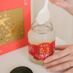 Kerstin Chan Instagram - 聽說有些產婦生產後 憂鬱指數大幅增加 有部分是因為大家都只關心寶寶而非媽媽 甚至出現很多指手劃腳的雜音 從告訴我們如何養胎 到該怎麼帶小孩 慶幸我的醫生、親密家人都很佛系 很尊重孕婦的自由意志🥹   其實最希望小孩好的 一定是媽媽本人 常給自己的壓力已經夠大了 太多批評指教 反而會為新手媽媽徒增負擔   像是飲食禁忌啊 該吃這喝那的啦 其實我們光是孕期大部分吃的補品 都是為了幫小孩補足需要的營養 每天待吃的顆顆粒粒 多到我看了都怕🤢   讓我最能開心補充的 大概就是 @lohongka_taiwan 老行家珍珠粉了 因為可以加入牛奶豆漿一起喝 基本上不會影響飲品味道🥛   而且知道吃了對自己好處多多 像是補充鈣質、提升氣色 也有助於寶寶骨骼發育 我每天2包之後 半夜抽痛的情況好了很多 除了原味之外 還有蔓越莓口味可以選哦😋   老行家珍珠粉不含人工添加物及防腐劑 採低溫專利製程 全程有效控溫、保留養分 讓媽咪吃了更安心   我還會連同 老行家即食燕盞 一起搭配食補 早晚空腹吃  一次一匙🥄 燕窩口感滑嫩 含有珍貴的營養素 像是唾液酸、優質蛋白、多醣等等 營養價值很高 不只可以提升保護力 也養顏美容🥰   補鈣美妍一次到位 氣色變好 從裡到外都漂亮 也讓整個孕期開心了起來 孕育新生命很辛苦 媽咪們一定要對自己好一點～   現在只要憑媽媽手冊到老行家官網申請 就能免費獲得好孕禮喔！ 👉🏻 https://www.lohongka.com.tw/   #老行家 #老行家珍珠粉 #珍珠粉 #懷孕日記 #老行家燕窩 #燕窩提升保護力