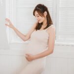 Kerstin Chan Instagram - 聽說有些產婦生產後 憂鬱指數大幅增加 有部分是因為大家都只關心寶寶而非媽媽 甚至出現很多指手劃腳的雜音 從告訴我們如何養胎 到該怎麼帶小孩 慶幸我的醫生、親密家人都很佛系 很尊重孕婦的自由意志🥹   其實最希望小孩好的 一定是媽媽本人 常給自己的壓力已經夠大了 太多批評指教 反而會為新手媽媽徒增負擔   像是飲食禁忌啊 該吃這喝那的啦 其實我們光是孕期大部分吃的補品 都是為了幫小孩補足需要的營養 每天待吃的顆顆粒粒 多到我看了都怕🤢   讓我最能開心補充的 大概就是 @lohongka_taiwan 老行家珍珠粉了 因為可以加入牛奶豆漿一起喝 基本上不會影響飲品味道🥛   而且知道吃了對自己好處多多 像是補充鈣質、提升氣色 也有助於寶寶骨骼發育 我每天2包之後 半夜抽痛的情況好了很多 除了原味之外 還有蔓越莓口味可以選哦😋   老行家珍珠粉不含人工添加物及防腐劑 採低溫專利製程 全程有效控溫、保留養分 讓媽咪吃了更安心   我還會連同 老行家即食燕盞 一起搭配食補 早晚空腹吃  一次一匙🥄 燕窩口感滑嫩 含有珍貴的營養素 像是唾液酸、優質蛋白、多醣等等 營養價值很高 不只可以提升保護力 也養顏美容🥰   補鈣美妍一次到位 氣色變好 從裡到外都漂亮 也讓整個孕期開心了起來 孕育新生命很辛苦 媽咪們一定要對自己好一點～   現在只要憑媽媽手冊到老行家官網申請 就能免費獲得好孕禮喔！ 👉🏻 https://www.lohongka.com.tw/   #老行家 #老行家珍珠粉 #珍珠粉 #懷孕日記 #老行家燕窩 #燕窩提升保護力