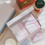 Kerstin Chan Instagram - 聽說有些產婦生產後 憂鬱指數大幅增加 有部分是因為大家都只關心寶寶而非媽媽 甚至出現很多指手劃腳的雜音 從告訴我們如何養胎 到該怎麼帶小孩 慶幸我的醫生、親密家人都很佛系 很尊重孕婦的自由意志🥹   其實最希望小孩好的 一定是媽媽本人 常給自己的壓力已經夠大了 太多批評指教 反而會為新手媽媽徒增負擔   像是飲食禁忌啊 該吃這喝那的啦 其實我們光是孕期大部分吃的補品 都是為了幫小孩補足需要的營養 每天待吃的顆顆粒粒 多到我看了都怕🤢   讓我最能開心補充的 大概就是 @lohongka_taiwan 老行家珍珠粉了 因為可以加入牛奶豆漿一起喝 基本上不會影響飲品味道🥛   而且知道吃了對自己好處多多 像是補充鈣質、提升氣色 也有助於寶寶骨骼發育 我每天2包之後 半夜抽痛的情況好了很多 除了原味之外 還有蔓越莓口味可以選哦😋   老行家珍珠粉不含人工添加物及防腐劑 採低溫專利製程 全程有效控溫、保留養分 讓媽咪吃了更安心   我還會連同 老行家即食燕盞 一起搭配食補 早晚空腹吃  一次一匙🥄 燕窩口感滑嫩 含有珍貴的營養素 像是唾液酸、優質蛋白、多醣等等 營養價值很高 不只可以提升保護力 也養顏美容🥰   補鈣美妍一次到位 氣色變好 從裡到外都漂亮 也讓整個孕期開心了起來 孕育新生命很辛苦 媽咪們一定要對自己好一點～   現在只要憑媽媽手冊到老行家官網申請 就能免費獲得好孕禮喔！ 👉🏻 https://www.lohongka.com.tw/   #老行家 #老行家珍珠粉 #珍珠粉 #懷孕日記 #老行家燕窩 #燕窩提升保護力