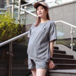 Kerstin Chan Instagram - 卸貨後最期待的事 絕對是運動運動運動！！！ 這九個月胃口差、體力不佳 更別說是要正常運動了 肉都變鬆鬆軟軟 走路雙腳無力 有次下台階差點腿軟跪地 真沒想過肌肉量會落到這般田地🥲 昨晚整理備忘錄 看到以下這組運動課表 是某次教練給我的回家作業 我已經準備好大動特動 回報我委屈的身體 💪🏻💪🏻💪🏻 1.棒式 3組 30~45秒 2.側棒式 每邊各2組 30秒 3.側棒式(上下) 每邊各2組 10下 4.半仰臥起坐 3組10下 5.反向棒式 3組 30秒 （手用力推胸往上挺屁股夾緊） 6.雞排三片 最後一點是讓我犒賞自己 看得出我教練很浮誇吧😆 但我目前想到雞排還是想吐 / 這套是 @ilovemimishop 的孕婦裝 是我散步遛狗時經常的休閒穿搭🚶🏻‍♀️