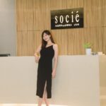 Kerstin Chan Instagram - 終於感受到孕婦按摩 為什麼被稱為孕媽咪的天堂啦～🥹   孕後期天天腰痠背痛  坐睡更導致肩頸緊繃 雙腿一整天下來容易腫腫脹脹 看了很多孕界學姊們 分享孕婦按摩的好 我也終於開啟這道快~樂~之~門~😍   孕期按摩 最怕力道拿捏不好導致宮縮 @societaiwan 按摩師的力道和手法 是我體驗過 前所未有的溫柔 孕媽咪舒緩按摩課程  從腳開始一路按到腹部、背部、肩頸胸、頭部 節奏慢慢的、深層的  讓全身達到徹底放鬆    按摩肚子的感覺好神奇  原本緊繃的肚皮變得柔軟放鬆 偶爾還會得到寶寶的回應👶🏻太可愛了~    在一個小時的課程後  全身久違地獲得輕鬆的感覺 肩頸舒展開來 雙腿腫脹也消了許多  不知道有多久 走起路來沒這麼輕盈了   也很重要的是 SOCIE施舒雅使用的產品 只有添加維他命E 成分都很天然 讓媽咪們更放心享受~   我體驗的分館是在 信義區Bellavita 3F 這裡環境寬敞乾淨  空氣彌漫著淡淡的清香味 舒服的氛圍讓心情跟著放鬆 施舒雅不愧是為廣大的女性創造整體美的日本品牌 幫助我們體態和心情都保持美麗   這次的日本手技按摩課程 實在太滿意 下次我還要來體驗其他儀器版課程 讓身體循環更順暢   提醒各位準爸爸們 讓老婆在孕期維持身心舒服  你們的日子也會過得更幸福 知道怎麼做了吧!😎   不過預約前有個小提醒 雖然普遍懷孕滿4個月就能來體驗 但每個人的狀況不一樣 還是先諮詢一下醫生比較安心唷！   #日本SPA #精緻SPA保養 #SOCIÉ #日本施舒雅美容世界 #來自日本的美麗與安心 #孕媽咪舒緩按摩 👉🏻了解更多：https://reurl.cc/LAv5AK