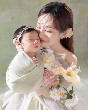 Kerstin Chan Instagram - 託小孩的福
讓地方媽媽漂亮登場拍全家福Part1🥰

胖嘟嘟嘴邊肉滿滿都是膠原蛋白
想把寶寶小小可愛的樣子記錄下來
可能也擔心嫩嬰天使的樣子一去不復返😂
子龍滿月時
我們決定衝一趟台中拍彌月寫真
因為被 @katie_cloris_photography 
的浪漫唯美花海風打中🌸
也想看看我們會被塑造成什麼樣子
 
雖然首度帶娃出遠門
就歷經高鐵炸💩危機
但看到照片還是覺得好值得
寶寶好可愛呀～
倒數兩張每次看嘴角都不自覺上揚😍
我的妝感和造型
也都是以前沒嘗試過的風格
感謝拍攝團隊的用心🥰

想記錄的還有我們家邵爸
難得一見的新髮型
他趁著育嬰假不用播新聞
剃了顆奇異果😂
常被問怎麼肯放棄招牌油頭？
「現在有時間
補眠都來不及了
還梳什麼油頭啦
怎麼清爽怎麼剃囉」
但我還是看了好不習慣🤣

#katieclorisphotography #dearliz #新生兒 #新生兒寫真 #新生兒攝影 #寶寶寫真 #寶寶攝影 #寶寶成長日記 #寶寶日記 #嬰兒寫真