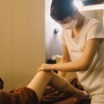 Kerstin Chan Instagram - 終於感受到孕婦按摩 為什麼被稱為孕媽咪的天堂啦～🥹   孕後期天天腰痠背痛  坐睡更導致肩頸緊繃 雙腿一整天下來容易腫腫脹脹 看了很多孕界學姊們 分享孕婦按摩的好 我也終於開啟這道快~樂~之~門~😍   孕期按摩 最怕力道拿捏不好導致宮縮 @societaiwan 按摩師的力道和手法 是我體驗過 前所未有的溫柔 孕媽咪舒緩按摩課程  從腳開始一路按到腹部、背部、肩頸胸、頭部 節奏慢慢的、深層的  讓全身達到徹底放鬆    按摩肚子的感覺好神奇  原本緊繃的肚皮變得柔軟放鬆 偶爾還會得到寶寶的回應👶🏻太可愛了~    在一個小時的課程後  全身久違地獲得輕鬆的感覺 肩頸舒展開來 雙腿腫脹也消了許多  不知道有多久 走起路來沒這麼輕盈了   也很重要的是 SOCIE施舒雅使用的產品 只有添加維他命E 成分都很天然 讓媽咪們更放心享受~   我體驗的分館是在 信義區Bellavita 3F 這裡環境寬敞乾淨  空氣彌漫著淡淡的清香味 舒服的氛圍讓心情跟著放鬆 施舒雅不愧是為廣大的女性創造整體美的日本品牌 幫助我們體態和心情都保持美麗   這次的日本手技按摩課程 實在太滿意 下次我還要來體驗其他儀器版課程 讓身體循環更順暢   提醒各位準爸爸們 讓老婆在孕期維持身心舒服  你們的日子也會過得更幸福 知道怎麼做了吧!😎   不過預約前有個小提醒 雖然普遍懷孕滿4個月就能來體驗 但每個人的狀況不一樣 還是先諮詢一下醫生比較安心唷！   #日本SPA #精緻SPA保養 #SOCIÉ #日本施舒雅美容世界 #來自日本的美麗與安心 #孕媽咪舒緩按摩 👉🏻了解更多：https://reurl.cc/LAv5AK