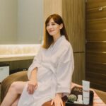 Kerstin Chan Instagram - 終於感受到孕婦按摩 為什麼被稱為孕媽咪的天堂啦～🥹   孕後期天天腰痠背痛  坐睡更導致肩頸緊繃 雙腿一整天下來容易腫腫脹脹 看了很多孕界學姊們 分享孕婦按摩的好 我也終於開啟這道快~樂~之~門~😍   孕期按摩 最怕力道拿捏不好導致宮縮 @societaiwan 按摩師的力道和手法 是我體驗過 前所未有的溫柔 孕媽咪舒緩按摩課程  從腳開始一路按到腹部、背部、肩頸胸、頭部 節奏慢慢的、深層的  讓全身達到徹底放鬆    按摩肚子的感覺好神奇  原本緊繃的肚皮變得柔軟放鬆 偶爾還會得到寶寶的回應👶🏻太可愛了~    在一個小時的課程後  全身久違地獲得輕鬆的感覺 肩頸舒展開來 雙腿腫脹也消了許多  不知道有多久 走起路來沒這麼輕盈了   也很重要的是 SOCIE施舒雅使用的產品 只有添加維他命E 成分都很天然 讓媽咪們更放心享受~   我體驗的分館是在 信義區Bellavita 3F 這裡環境寬敞乾淨  空氣彌漫著淡淡的清香味 舒服的氛圍讓心情跟著放鬆 施舒雅不愧是為廣大的女性創造整體美的日本品牌 幫助我們體態和心情都保持美麗   這次的日本手技按摩課程 實在太滿意 下次我還要來體驗其他儀器版課程 讓身體循環更順暢   提醒各位準爸爸們 讓老婆在孕期維持身心舒服  你們的日子也會過得更幸福 知道怎麼做了吧!😎   不過預約前有個小提醒 雖然普遍懷孕滿4個月就能來體驗 但每個人的狀況不一樣 還是先諮詢一下醫生比較安心唷！   #日本SPA #精緻SPA保養 #SOCIÉ #日本施舒雅美容世界 #來自日本的美麗與安心 #孕媽咪舒緩按摩 👉🏻了解更多：https://reurl.cc/LAv5AK