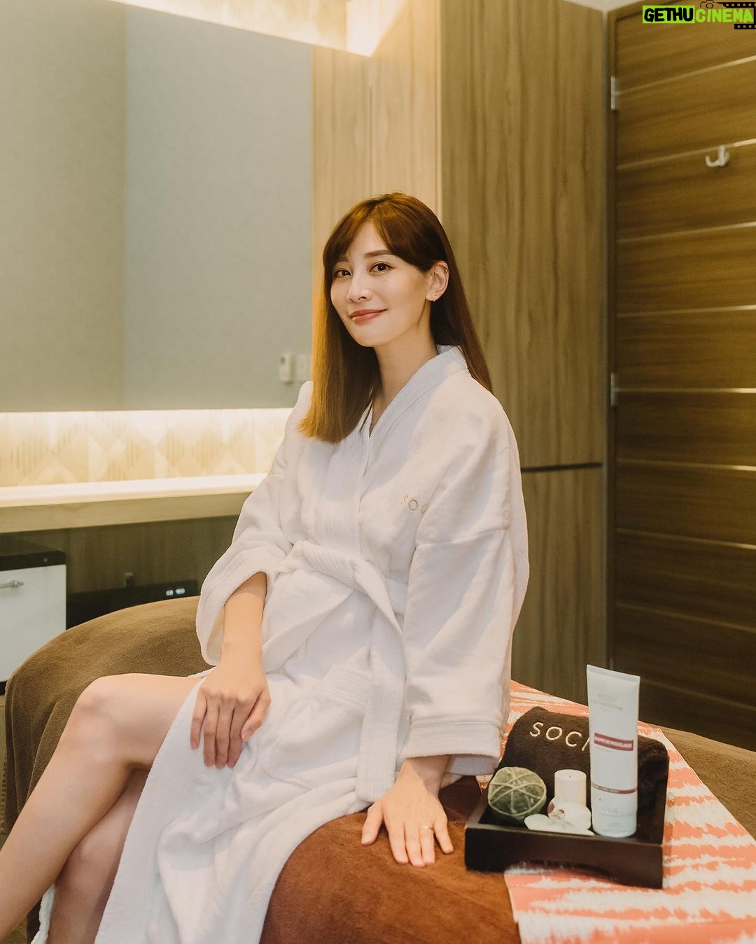 Kerstin Chan Instagram - 終於感受到孕婦按摩 為什麼被稱為孕媽咪的天堂啦~🥹 孕後期天天腰痠背痛 坐睡更導致肩頸緊繃 雙腿一整天下來容易腫腫脹脹 看了很多孕界學姊們 分享孕婦按摩的好 我也終於開啟這道快~樂~之~門~😍 孕期按摩 最怕力道拿捏不好導致宮縮 @societaiwan 按摩師的力道和手法 是我體驗過 前所未有的溫柔 孕媽咪舒緩按摩課程 從腳開始一路按到腹部、背部、肩頸胸、頭部 節奏慢慢的、深層的 讓全身達到徹底放鬆 按摩肚子的感覺好神奇 原本緊繃的肚皮變得柔軟放鬆 偶爾還會得到寶寶的回應👶🏻太可愛了~ 在一個小時的課程後 全身久違地獲得輕鬆的感覺 肩頸舒展開來 雙腿腫脹也消了許多 不知道有多久 走起路來沒這麼輕盈了 也很重要的是 SOCIE施舒雅使用的產品 只有添加維他命E 成分都很天然 讓媽咪們更放心享受~ 我體驗的分館是在 信義區Bellavita 3F 這裡環境寬敞乾淨 空氣彌漫著淡淡的清香味 舒服的氛圍讓心情跟著放鬆 施舒雅不愧是為廣大的女性創造整體美的日本品牌 幫助我們體態和心情都保持美麗 這次的日本手技按摩課程 實在太滿意 下次我還要來體驗其他儀器版課程 讓身體循環更順暢 提醒各位準爸爸們 讓老婆在孕期維持身心舒服 你們的日子也會過得更幸福 知道怎麼做了吧!😎 不過預約前有個小提醒 雖然普遍懷孕滿4個月就能來體驗 但每個人的狀況不一樣 還是先諮詢一下醫生比較安心唷! #日本SPA #精緻SPA保養 #SOCIÉ #日本施舒雅美容世界 #來自日本的美麗與安心 #孕媽咪舒緩按摩 👉🏻了解更多:https://reurl.cc/LAv5AK