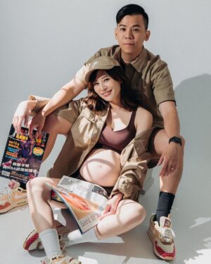 Kerstin Chan Instagram - 聽說不少先生陪拍孕婦寫真時都提不起勁😵
但對很多孕媽咪來說
這10月經歷了身心劇烈變化
都希望能被好好記錄下來
為這趟辛苦卻幸福的難忘旅程留個紀念
有你們的配合就是最棒的支持
如果打起精神、提起勁參與
那就更圓滿了🥰

畢竟一生可能只有一次
像我目前真的不敢想像再次經歷😂

表揚一下不愛拍照的邵爸爸
展現120分的配合度
雖然收工後他回家倒頭大睡3小時
還是一副虛脫的樣子😂
辛苦了辛苦了～
📚雜誌是 @philipshao 25年前的收藏🏀

謝謝團隊 成全了我想拍出運動雜誌風的願望
📷 @bao_photography 
💄@judy_beautyworld 

Special thanks ✔️ @nike #Nike @karen0576 🫶🏻

#Maternityphotography #孕婦寫真 #孕寫真 #pregnancy