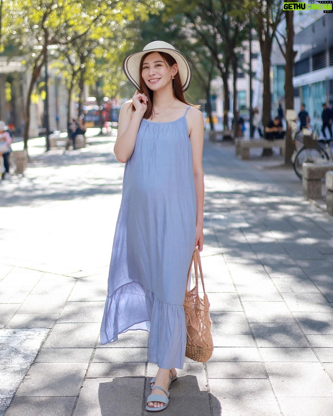 Kerstin Chan Instagram - 相信不少孕媽咪 都被 @mamamia.shop 的穿搭美照燒過 🔥 我也不例外~ 但我是一直到 摸到衣服本尊的當下 才知道為什麼品牌口碑這麼好👍🏻 孕期挑衣服 我都特別挑產後還能繼續穿的款式 所以看起來都不太像孕婦裝 朋友也常說 「你懷孕穿的衣服跟平時沒落差啊!」 除此之外 當然也要選舒適度高的☺️ 👗像是我的藍色洋裝 質料摸起來好柔軟 完全沒有一般雪紡紗 粗粗刺刺的感覺 👖牛仔吊帶褲 更沒有我害怕的那種 洗不掉的單寧味 這件我甚至沒洗過就直接穿了😂 如果跟我一樣 孕期皮膚特別敏感 挑衣服記得要好好篩選親膚料質 光是這一點 #Mamamia孕婦裝 從來沒讓我失望過🥰 https://bit.ly/3PonoqK #孕婦穿搭 #孕婦裝品牌 #孕婦裝推薦 #孕婦洋裝